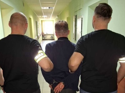 Kieleccy policjanci zatrzymali oszusta. Wyłudził od seniorów ponad 60 tysięcy złotych