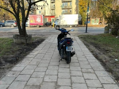Skuter zaparkowany na środku chodnika pod żłobkiem blokował przejście. Straż Miejska po trzech dniach stwierdziła brak pojazdu. 