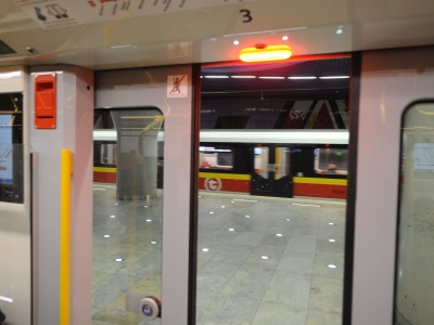 Prace serwisowe na linii metra M1. Kto zaplanował je w trakcie wyłączenia Dworca Centralnego?