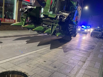 Wjechał kombajnem do miasta bo tak kierowała go nawigacja. Utknął na jednokierunkowej ulicy