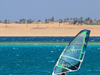 Miejsce, gdzie pustynia spotyka się z morzem. Cztery godziny lotu z Polski