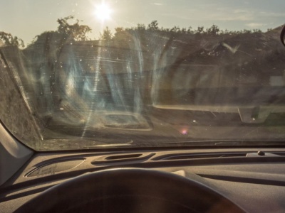 Masz smugi na szybie? To nie kurz i nie tłuszcz. Winny jest jeden drobiazg z wnętrza auta