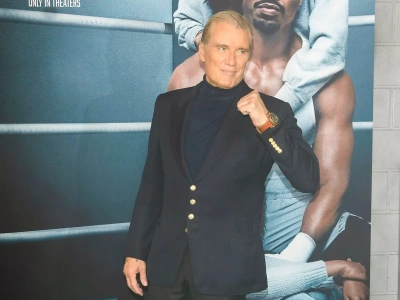 Ma 69 lat, bicepsy, których mu pozazdrościsz i młodszą żonę. „On się nie starzeje”