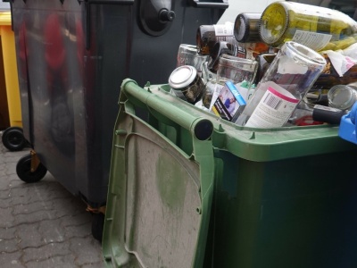 Nowy zakaz na śmietnikach w Polsce. Tych odpadów nie wolno wyrzucać w worku