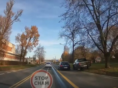 Ludzie widząc to nagranie nie gryzą się w język: Ego większe niż auto