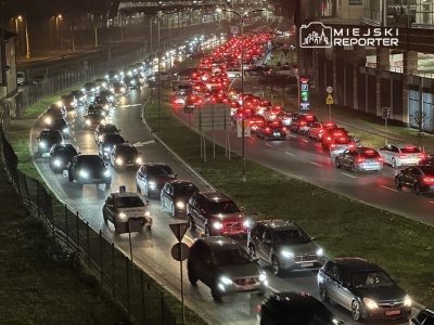 Paraliż komunikacyjny w rejonie Arkadii i na parkingach. Kierowcy stoją po kilkadziesiąt minut, aby wyjechać