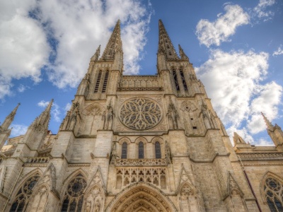 Francja: młode pokolenie księży wraca do tradycji, kapłani zadowoleni z powołania jak nigdy dotąd