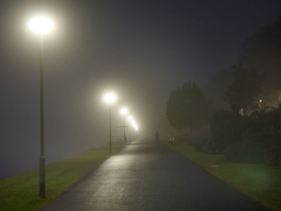 Uważaj tej nocy: może być mgliście i ślisko. IMGW wydał alerty
