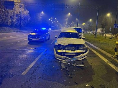 Zderzenie BMW z ciężarówką na al. Solidarności. Kwestia winy jest sporna, uczestnicy apelują do świadków