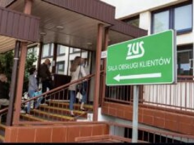 Seniorzy tracą co miesiąc 350 zł od ZUS. Wystarczy jeden wniosek, by je odzyskać