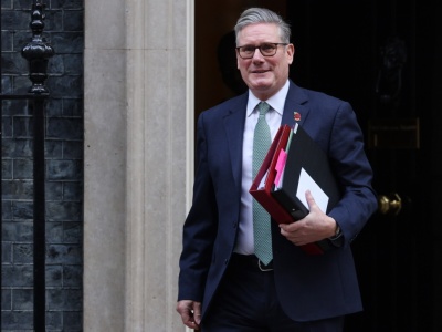 Starmer nie będzie bronił BBC? 