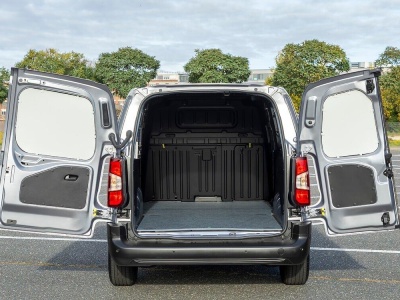 Opel Combo Electric z zabudową bott: kompaktowa furgonetka gotowa na wszystko