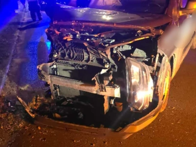 Pijany dostawca jedzenia rozbił samochód na płocie w Jeżowie Sudeckim