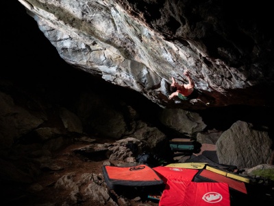 Adam Ondra fleszem na „Foundation’s Edge” 8C