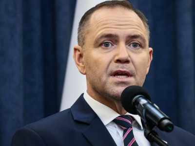 Zdjęcie Marty i Karola Nawrockich wywołało burzę. Kim jest kobieta, która dotyka dłoni prezydenta?