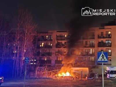 Pożar samochodu osobowego w Ząbkach. Pojazd objęty był cały ogniem