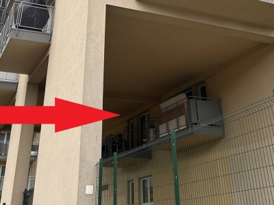 Nietypowy balkon w Krakowie. Umieszczono go pod mieszkaniami