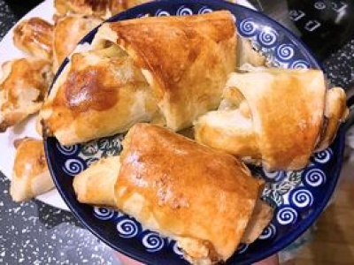 Szybkie rogaliki na kruchym cieście. W środku owoce, które zastępują cukier