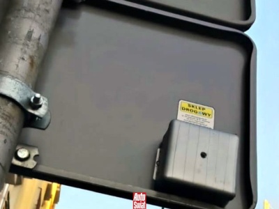 Policja bada sprawę tajemniczego pudełka na znaku drogowym w Warszawie. Nikt nie wie, o co chodzi