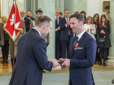 Sławosz Uznański-Wiśniewski z Orderem Odrodzenia Polski. Internauci pytają: gdzie jest Aleksandra?!