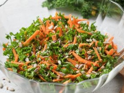 Nawet dzieciaki zjadają ze smakiem. Liście masuję przez 3 minuty