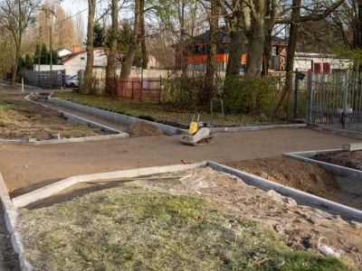 W Ciechanowie ruszyła budowa chodnika. Mieszkańcy czekali na niego od lat