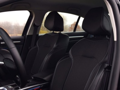 Ten elegancki kompakt kusi klientów. Pali 5 litrów i oferuje bagażnik 503 l