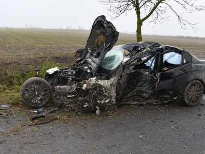 BMW kompletnie zniszczone. 18-latek w szpitalu
