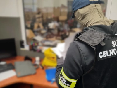 Podlaska KAS rozbija milionowy proceder. Nielegalny handel e-rowerami i hulajnogami ujawniony