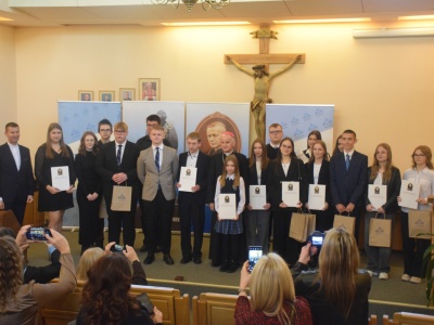 Zdolni i z wartościami. Wręczono stypendia im. bp. Czesława Kaczmarka