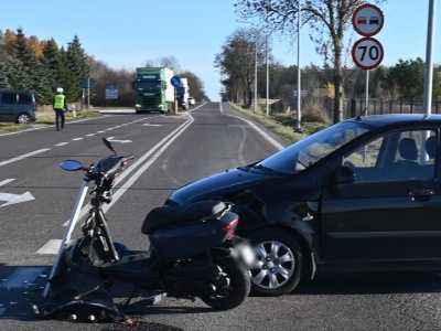 Zderzenie samochodu z motorowerem w Janowie na DK12. Jedna osoba trafiła do szpitala