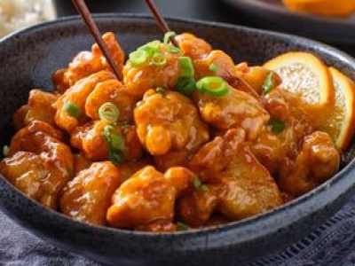 To kurczak, który rozpływa się w ustach. Jest otoczony sosikiem z jednego owocu