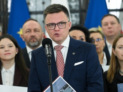 CBA zabezpiecza oryginalne podpisy Hołowni. Chodzi o aferę Collegium Humanum