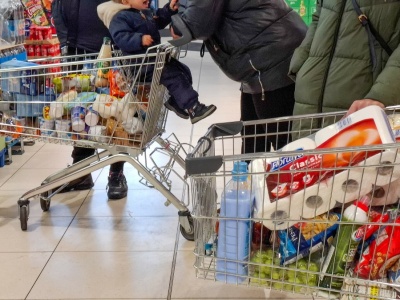 Trzy pracujące niedziele za wolną Wigilię? Pracownicy handlu się pieklą