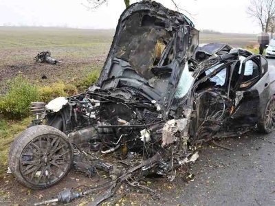 BMW rozerwane po uderzeniu w drzewo. 18-latek przeżył, jest w szpitalu