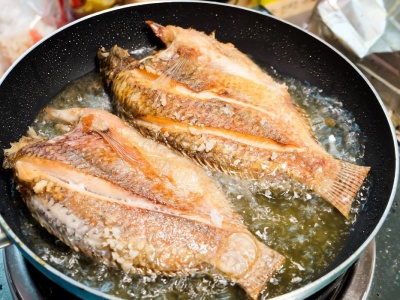 Zasyp patelnię i połóż rybę. Nigdy nie usmażysz ryby inaczej