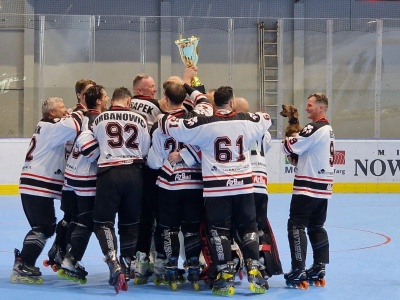 Spokojni poza lodowiskiem, a na arenie z pazurem