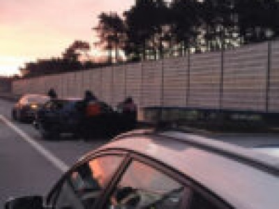 Wypadek na S3 pod Zieloną Górą. Zderzenie osobówek, jedna na barierach (ZDJĘCIA)