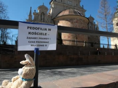 Wyborcza: Ksiądz oskarżony o pedofilię nadal uczy. Sprawa ciągnie się od 15 lat