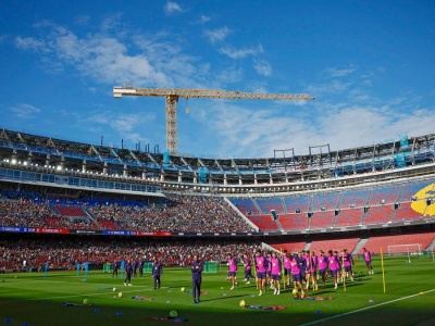 Barcelona prezentuje nowe stroje. Nawiązują do starcia z Realem