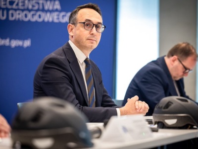 Kaski jak odblaski? Minister Klimczak kupi 65 tys. kasków i rozda dzieciom