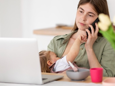 Kobiety w ciąży i młode matki wciąż dyskryminowane na rynku pracy. Unijne przepisy nie rozwiązały problemu
