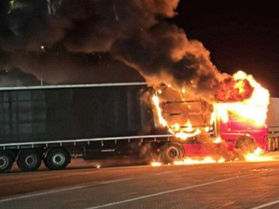 Pożar ciężarówki na autostradzie A2. Ogień całkowicie zniszczył pojazd