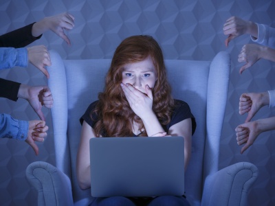 Rezygnując z walki z hejtem w internecie, rząd idzie na rękę big techom