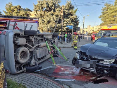 Tarnów Wypadek na skrzyżowaniu Kościuszki, jeden z samochodów dachował. Kobieta trafiła do szpitala