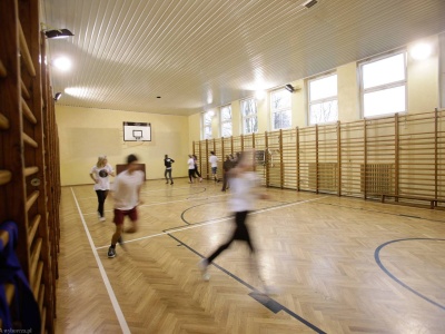 13-nastolatek był ofiarą domowej przemocy. O sprawie zaalarmowali koledzy, bo nie chciał ćwiczyć na WF-ie