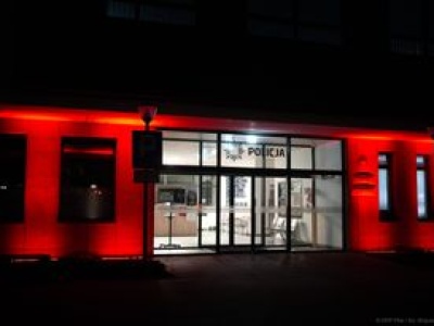 Czerwone światła w Pile. Ważny apel w Dniu Przeciwdziałania Przemocy wobec Dzieci