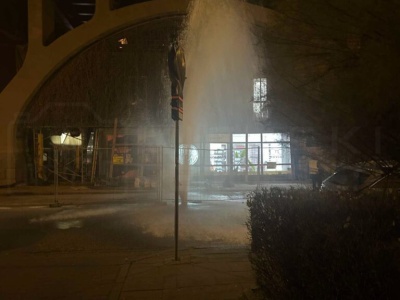 “Nowa fontanna” w Śródmieściu. Woda pod ciśnieniem wystrzeliła z hydrantu