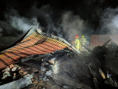 Strażacy walczą z pożarem budynku gospodarczego w Łękawicy. Doszło do wybuchu – mężczyzna trafił do szpitala