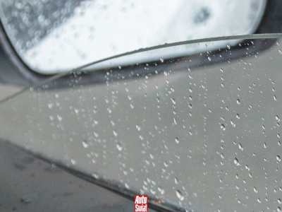 Jednym przyciskiem z lusterek można usunąć krople wody. Niestety, nie w każdym aucie mamy taką możliwość
